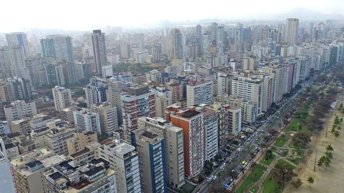 Ao caminhar pelas ruas de Santos, no litoral de São Paulo, um traço urbano salta aos olhos: a predominância absoluta de edifícios residenciais.