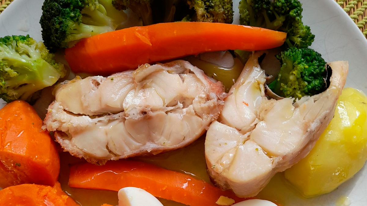 No fim do ano, o bacalhau tradicional costuma ocupar lugar de destaque nas ceias de Natal e Ano-Novo.