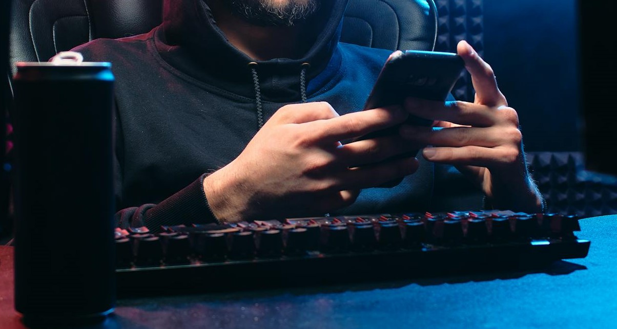 O golpe geralmente começa com uma mensagem enviada por SMS, WhatsApp ou ligação, que aparenta ser do banco ou da operadora financeira