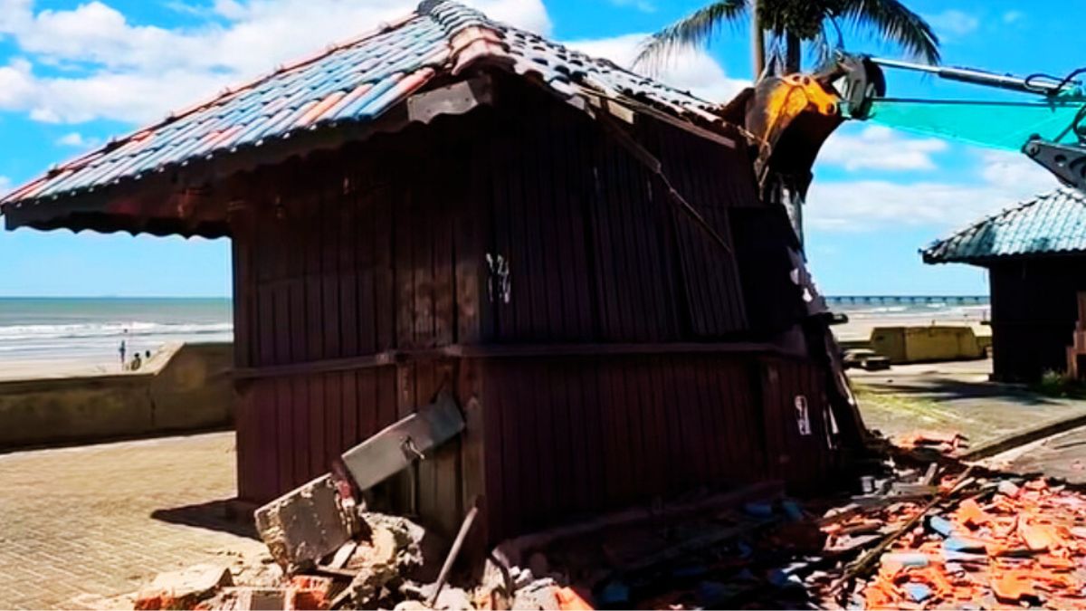 Demolição dos quiosques na orla de Mongaguá começaram na última semana