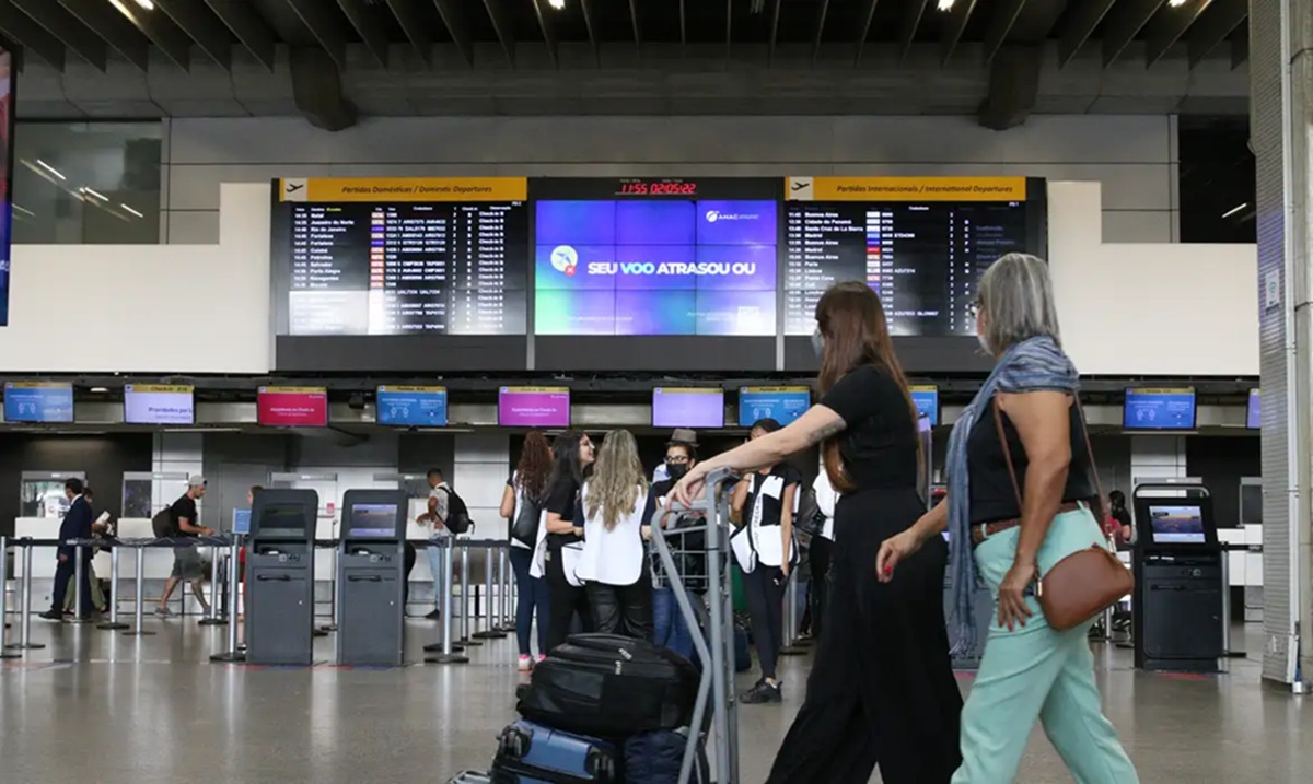 Nos aeroportos, atrasos e cancelamentos por mau tempo não eliminam as obrigações das companhias aéreas