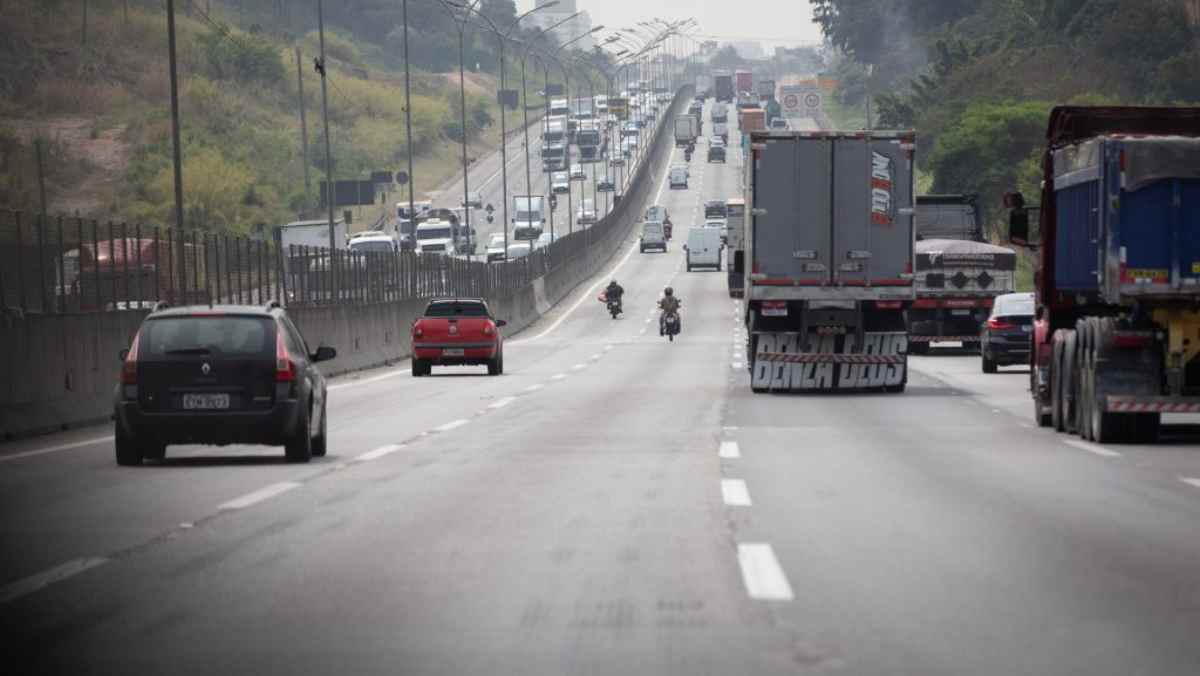 Na Anchieta, o trânsito está lento do km 15 ao km 10 devido ao alto fluxo de veículos