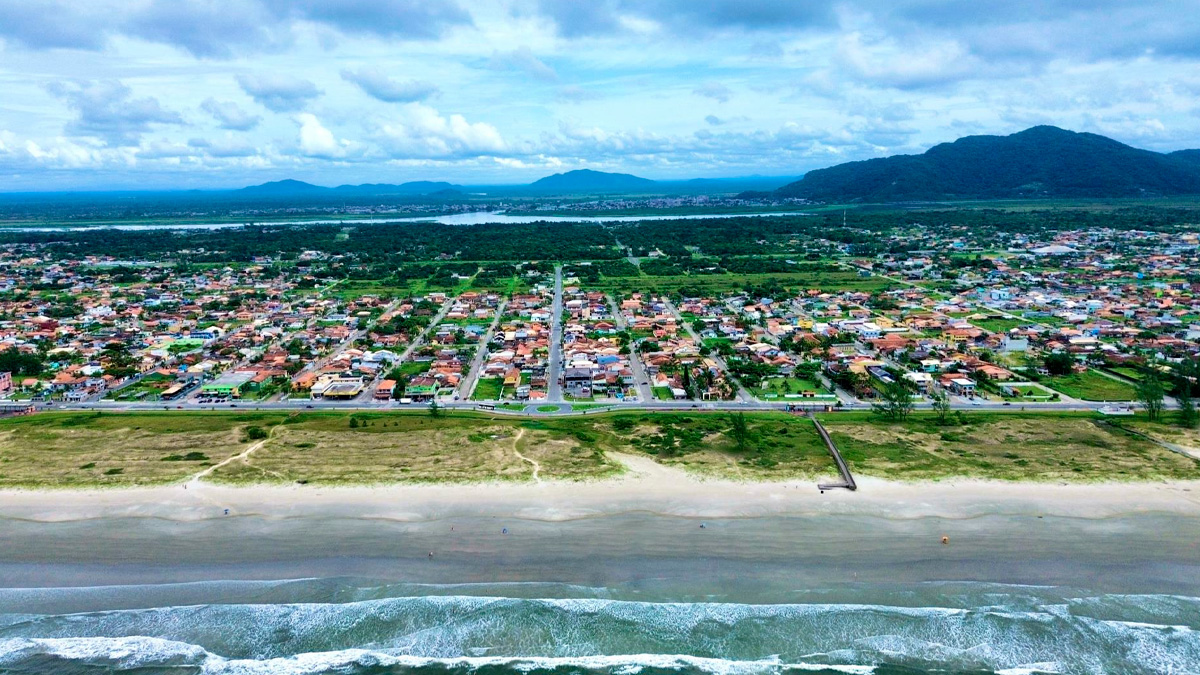 Ilha Comprida é uma das poucas cidades do litoral paulista que podem ostentar um feito raro: ter praias próprias para banho durante o ano inteiro.