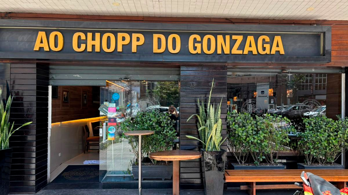 Tudo começou com um balcão que servia churrasco em uma época em que a cidade de Santos ainda não conhecia muito bem essa palavra.