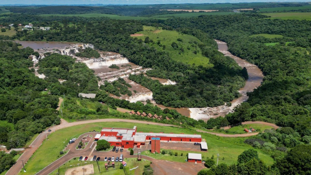 O parque oferece espaços que estimulam o contato direto com a natureza