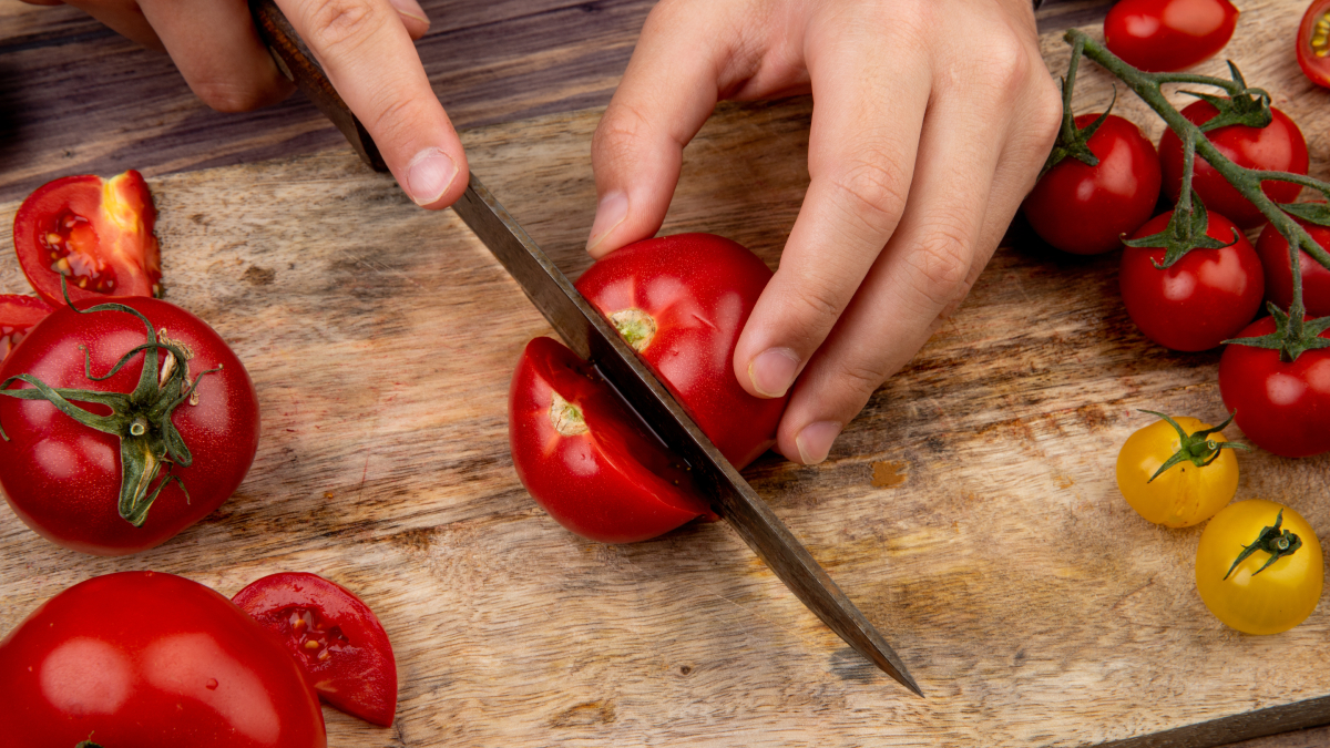 O estudo ressalta que os benefícios observados não decorrem simplesmente de comer mais tomates crus