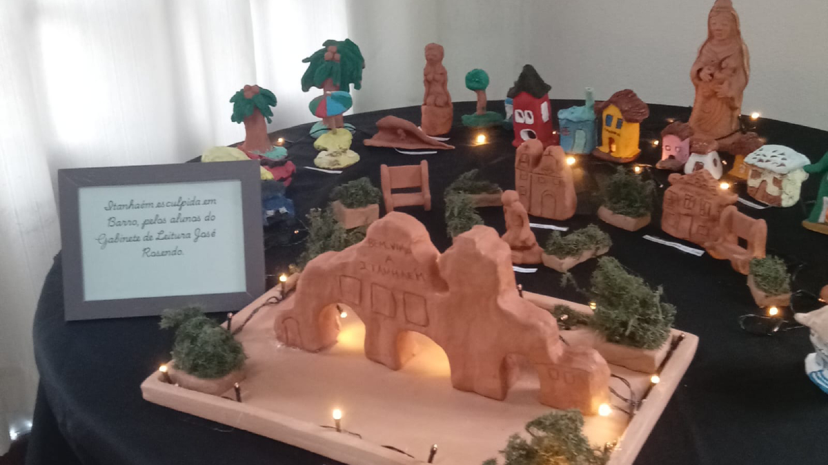 Diversas peças de argila sobre o Natal podem ser vistas até 6 de janeiro, no Gabinete de Leitura, em Itanhaém