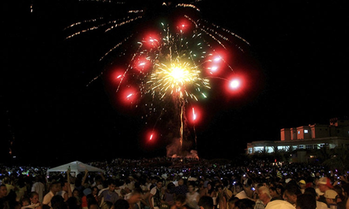 Para quem busca celebrar a chegada do novo ano, a tradicional queima de fogos na Boca da Barra será o ponto alto da virada