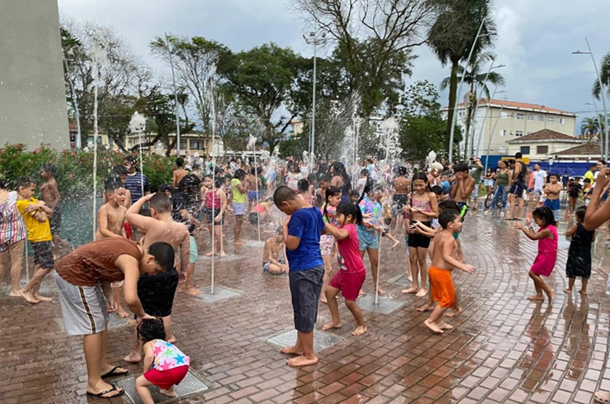 Localizada ao lado do Píer do Casqueiro, um dos principais cartões-postais da cidade, a fonte foi projetada com foco ambiental