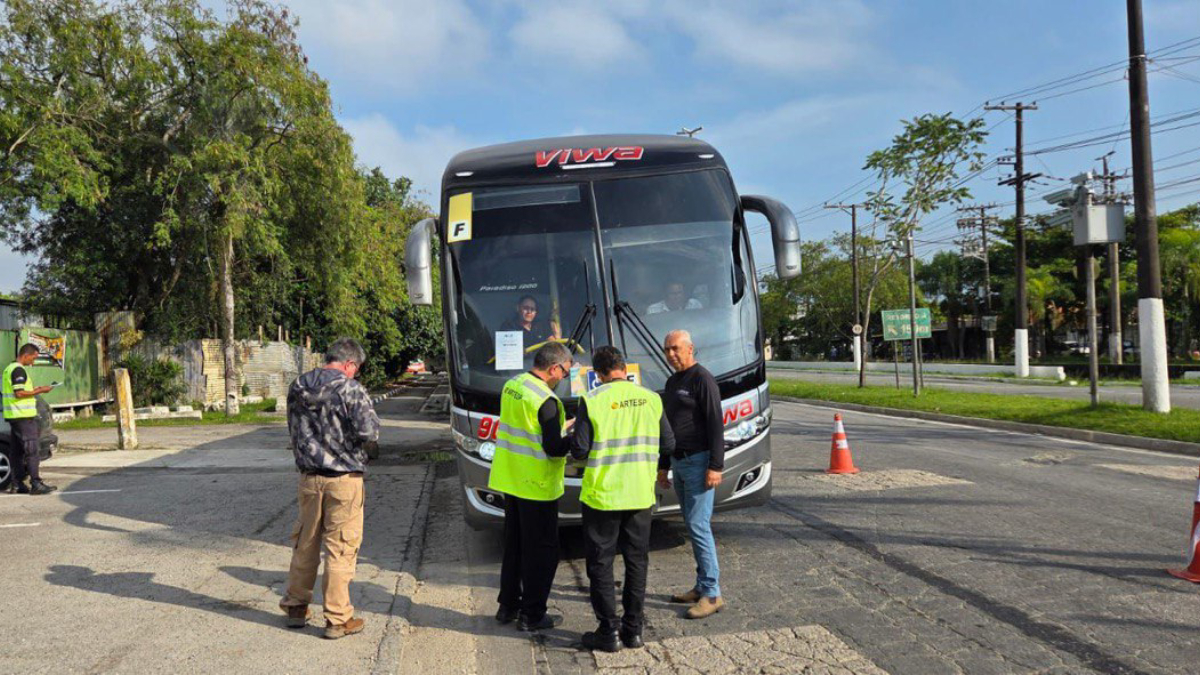 Qualquer veículo de transporte coletivo turístico só poderá circular em Guarujá com autorização prévia
