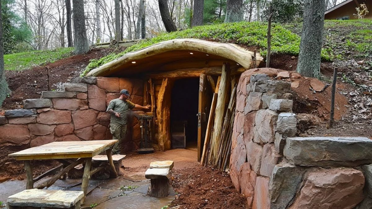 Este homem ergueu uma cabana subterrânea totalmente funcional