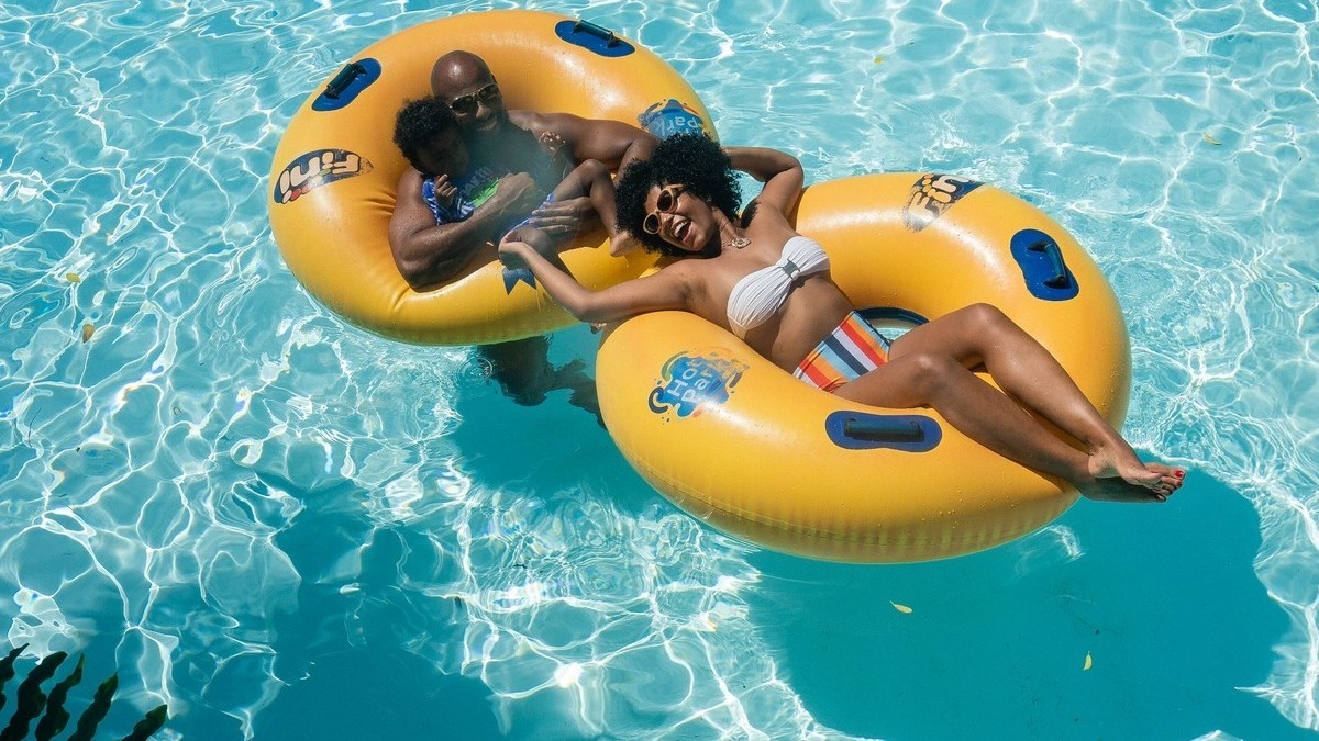 Família se diverte em uma das atrações do Hot Park