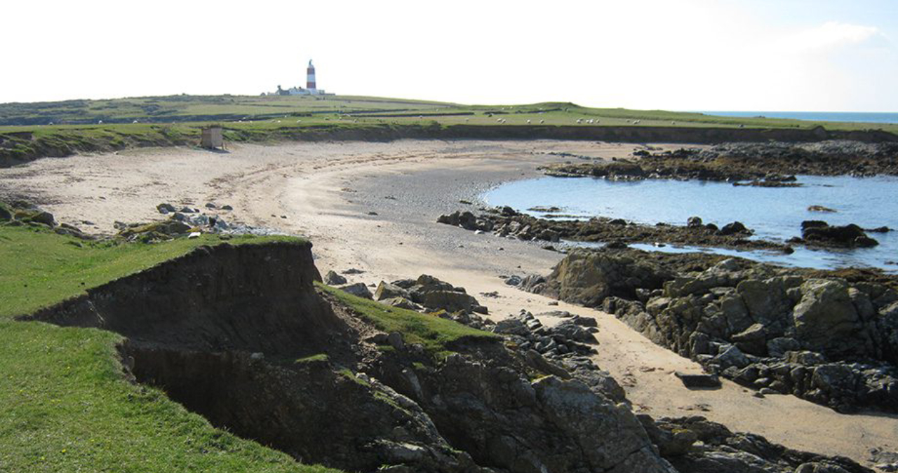 Trata-se da Ilha de Bardsey, também chamada de Ynys Enlli, no País de Gales