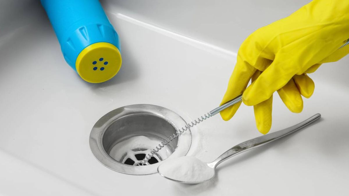 Misturar bicarbonato de sódio e vinagre na pia da cozinha virou um dos truques caseiros mais populares para limpar ralos