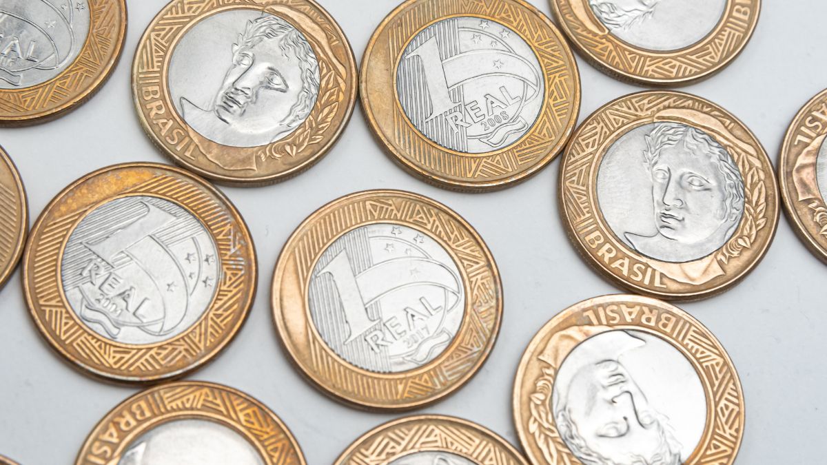 O brilho das moedas atrai o olhar e a atmosfera