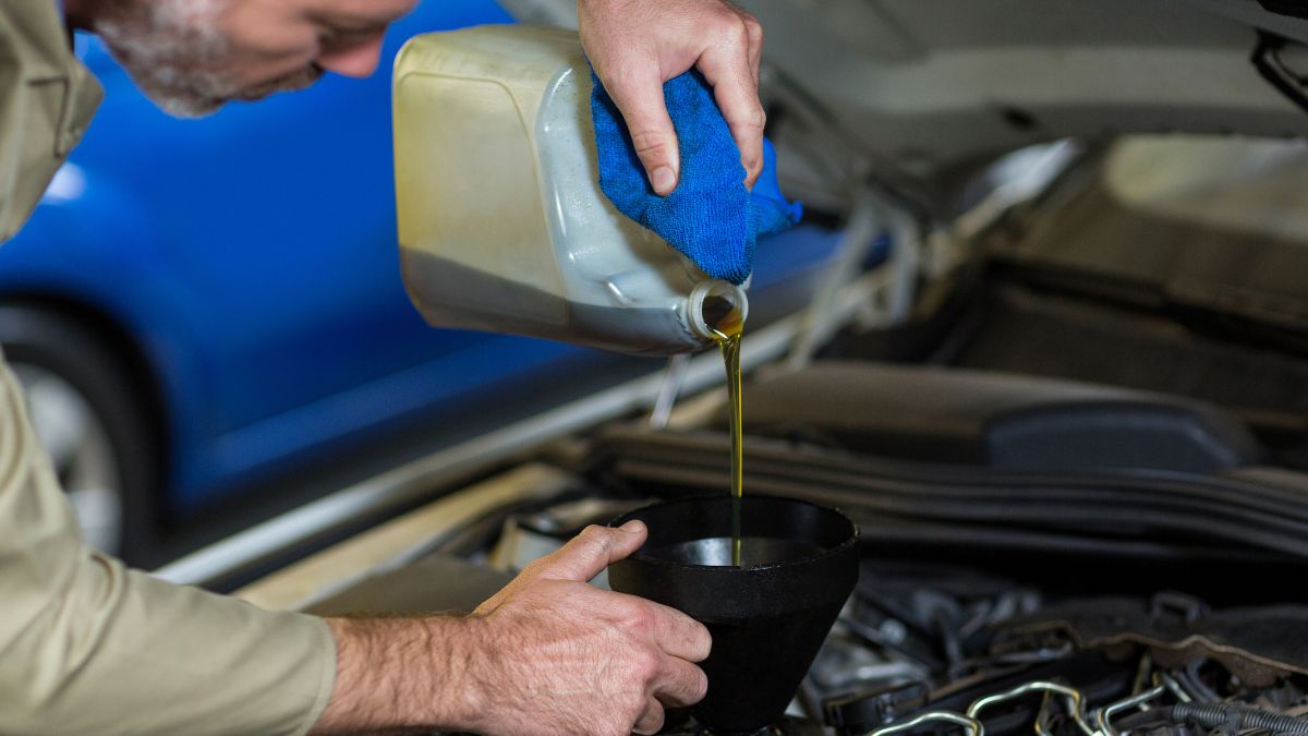 Levantamento de concessionárias aponta os principais vilões das viagens de fim de ano e como evitar a temida fumaça branca no painel.