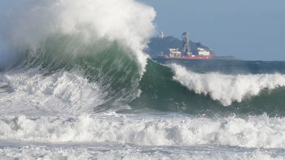 Bombeiros reforçam o alerta de segurança para a virada do ano e pedem que banhistas evitem o mar devido ao risco de correntes intensas