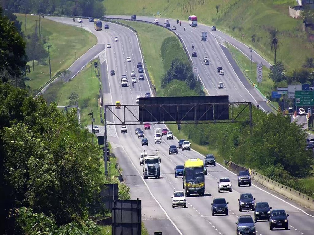 Alto fluxo de veículos causa congestionamentos no sentido Litoral e Interior