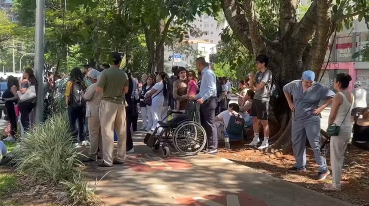 Por medida de segurança, pacientes precisaram ser retirados do prédio