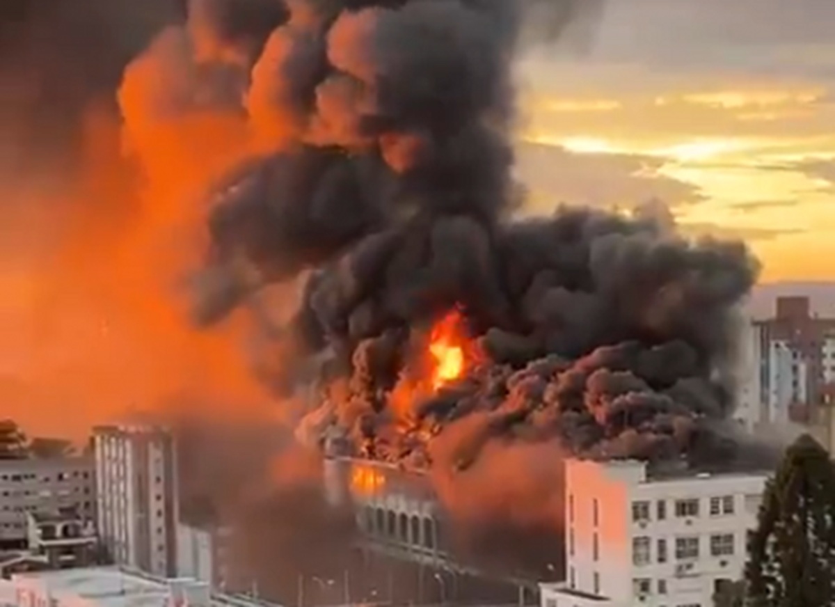 Fogo no Colégio Marista Santa Maria foi controlado à noite