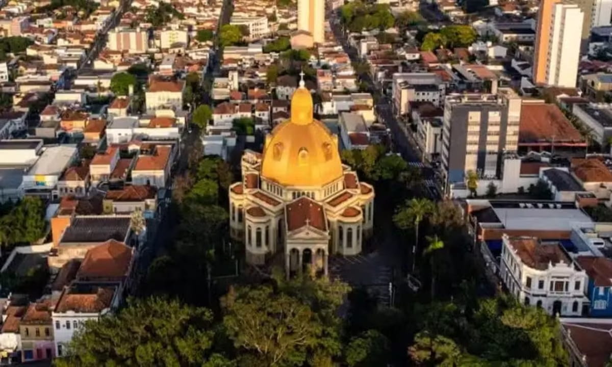 Com altitude de 856 metros, São Carlos apresenta temperaturas mais amenas ao longo do ano, característica que se soma ao planejamento urbano, à segurança e à forte presença universitária