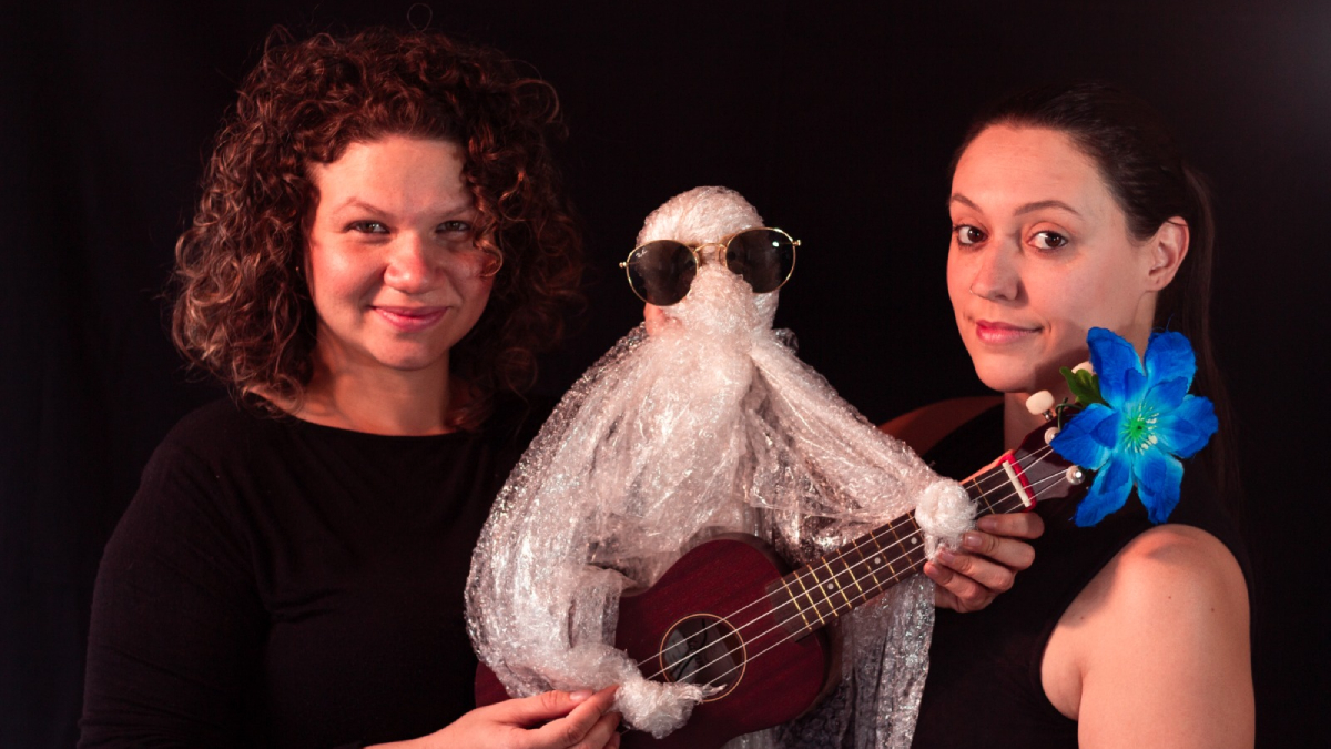 Nos encontros, bonecos produzidos com materiais descartados ganham vida pelas mãos dos atores