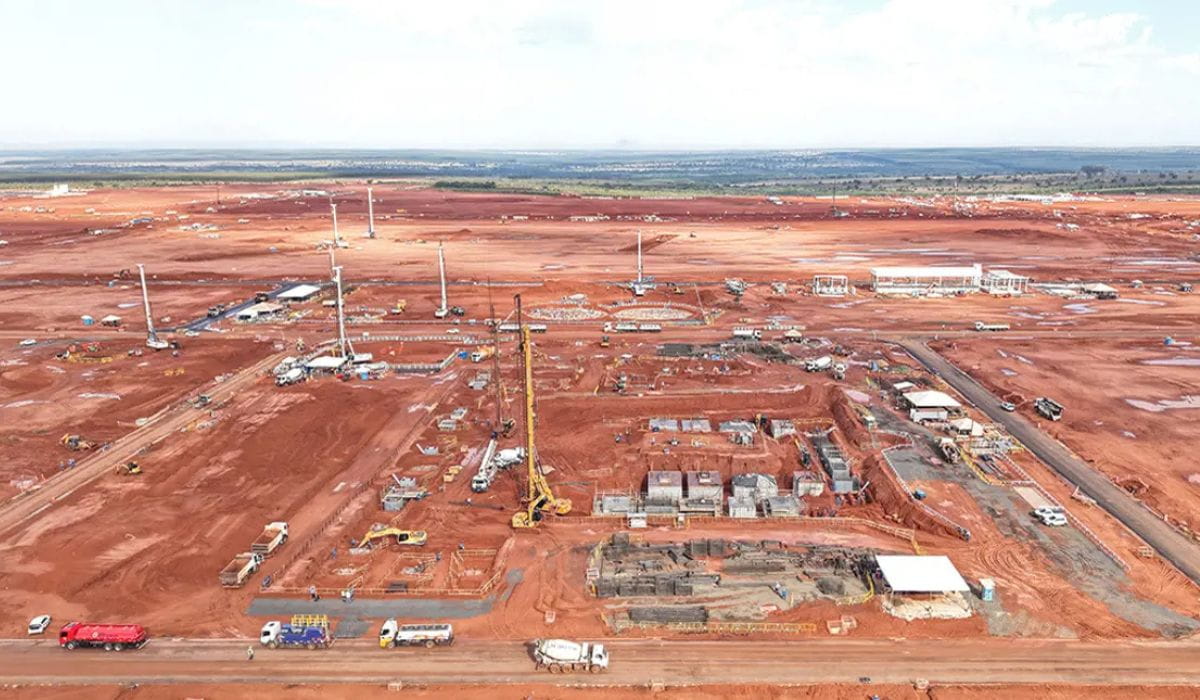 Instalada em uma área de 3,5 mil hectares, a megafábrica terá capacidade para produzir 3,5 milhões de toneladas de fibra de eucalipto por ano