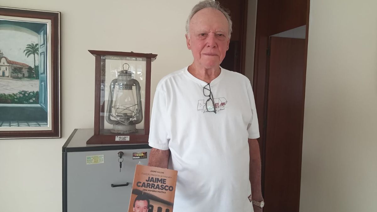 Jaime Carrasco mostra o livro que conta a sua trajetória de vida e na política