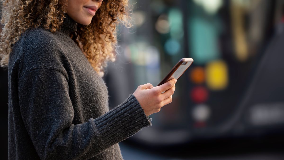 Arquivos em cache podem se tornar desatualizados ou até corrompidos, fazendo com que o sistema fique lento