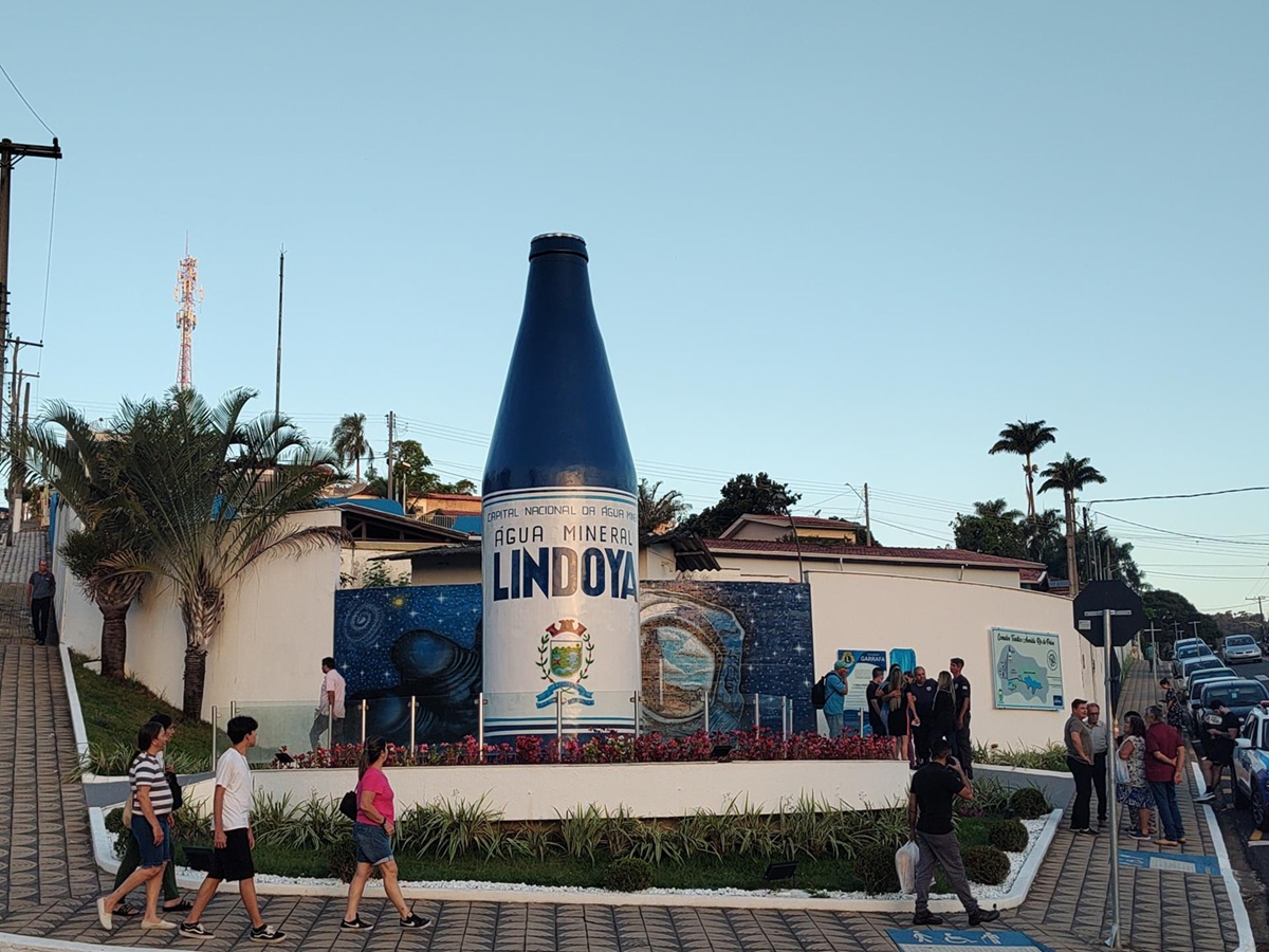 Garrafa gigante de 12 metros de altura virou símbolo da cidade de Lindóia e de seu título oficial de Capital Nacional da Água Mineral