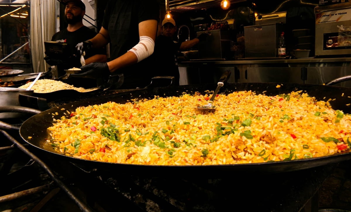 O evento ocorre diariamente das 17h à meia-noite e conta com mais de 20 expositores, entre food trucks, chefs e restaurantes