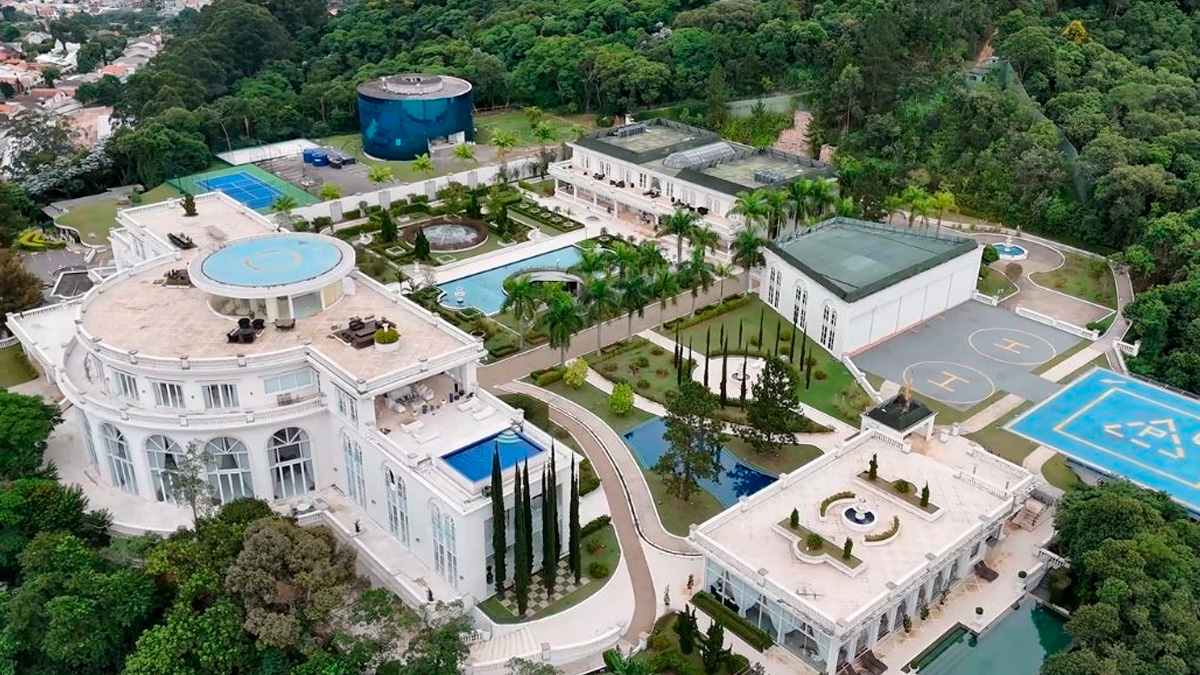 Com 17,8 mil metros quadrados de área construída, a mansão impressiona pelos números.