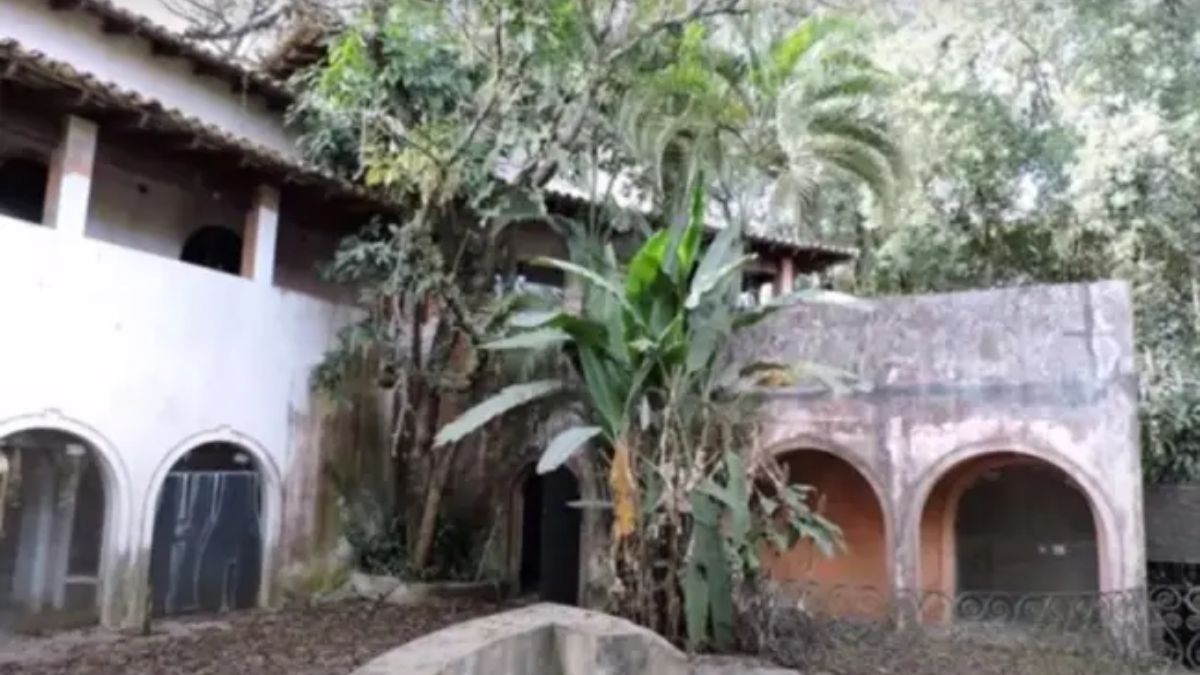 A antiga mansão de Clodovil Hernandes está em ruínas no litoral de São Paulo