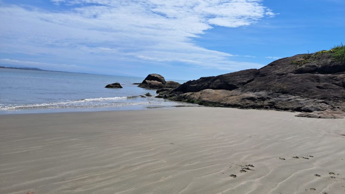 Peruíbe possui uma praia secreta, escondida entre as montanhas e acessível apenas por trilha