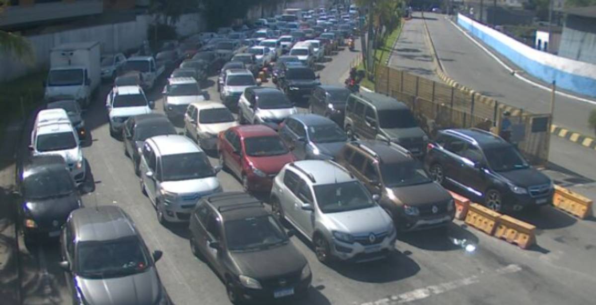 No trecho entre Ilhabela e São Sebastião, o tempo estimado de espera é de aproximadamente 30 minutos