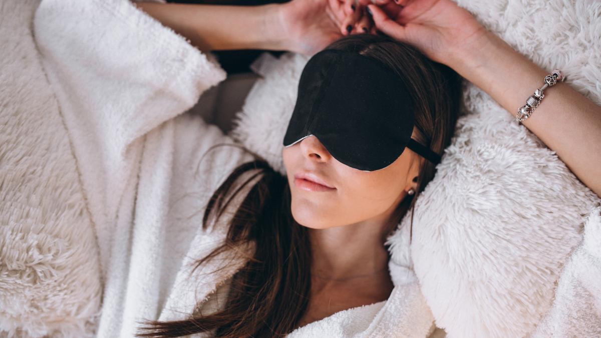 Além de combater a insônia, pesquisas mostram que o uso de máscaras de olhos pode diminuir a percepção de dor e aumentar a atenção no dia seguinte