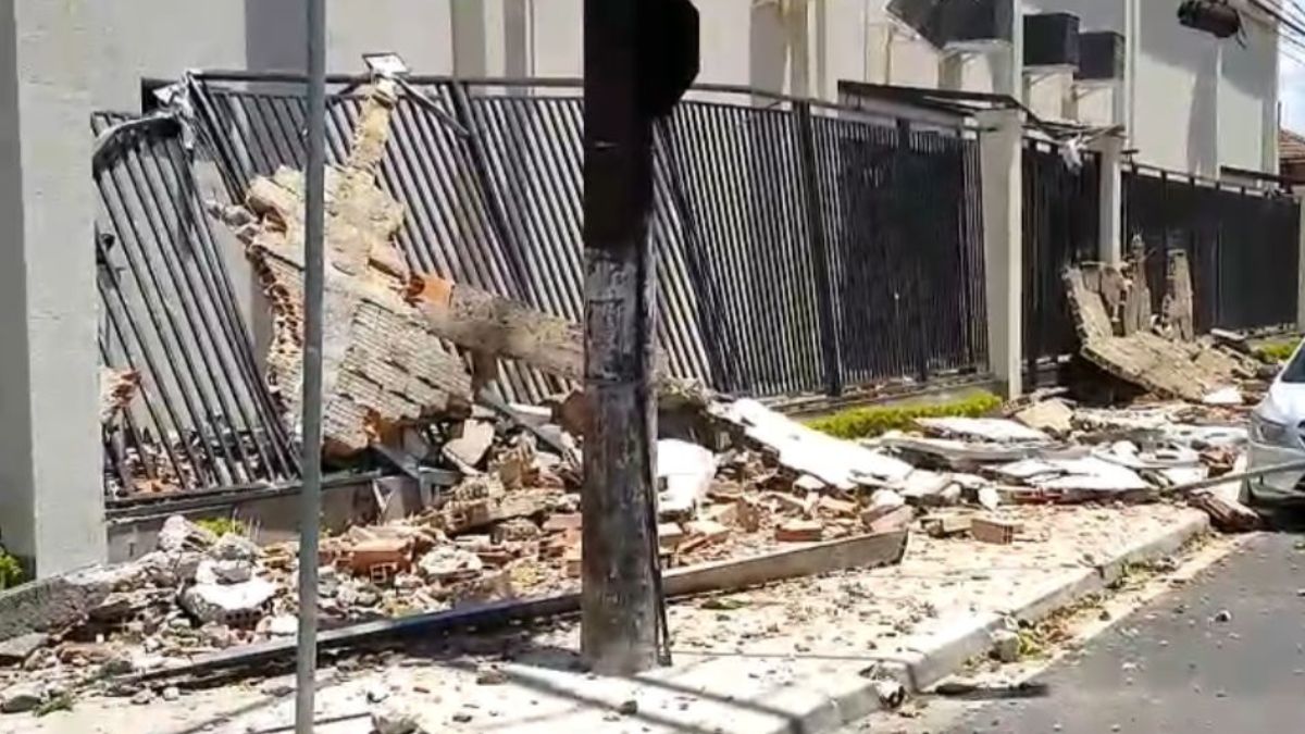 Muro da igreja acabou cedendo por conta das fortes ventanias que estão atingido o litoral de São Paulo