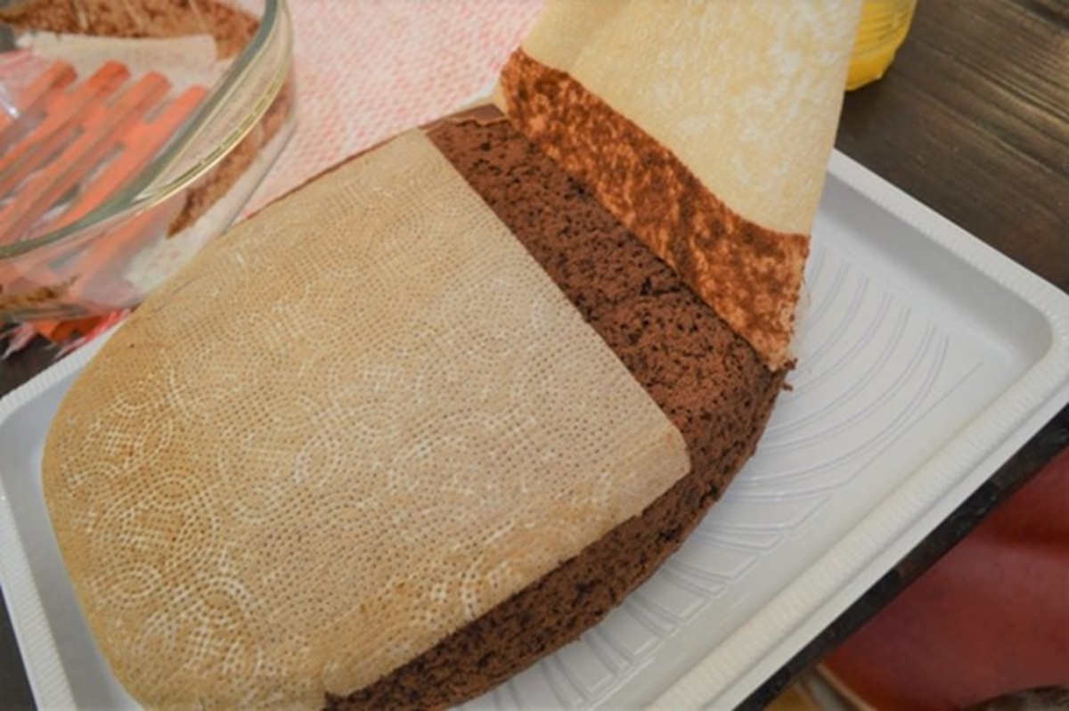 Uso do papel manteiga sob o bolo ou a torta pode comprometer um detalhe essencial do preparo