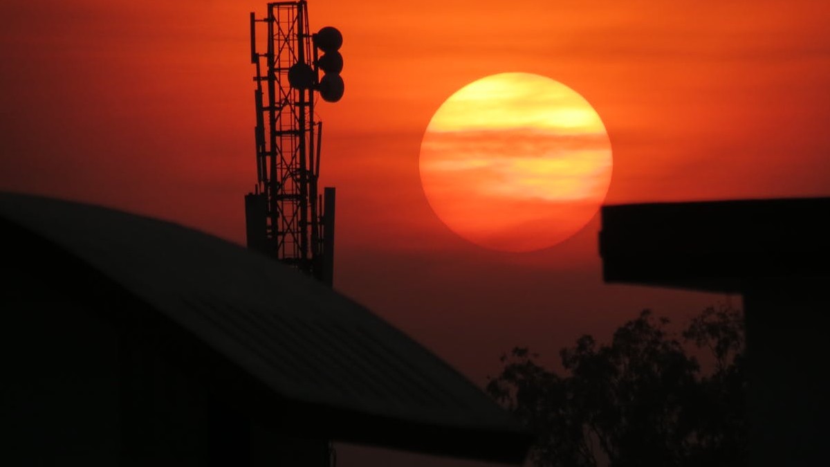 Sol brilha forte em um final de tarde quente, com temperatura acima dos 34&ordm;C