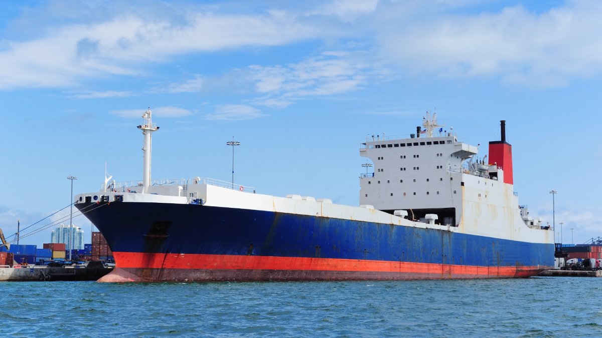 Descubra como a tinta de cobre salvou barcos de cracas e parasitas, estabelecendo um padrão visual que perdura até hoje
