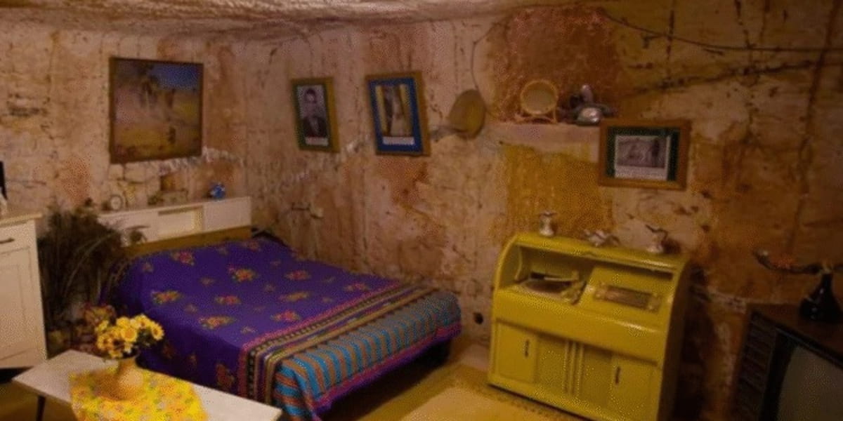 Viver embaixo da terra, nesse contexto, deixa de ser excentricidade e se transforma em estratégia de sobrevivência