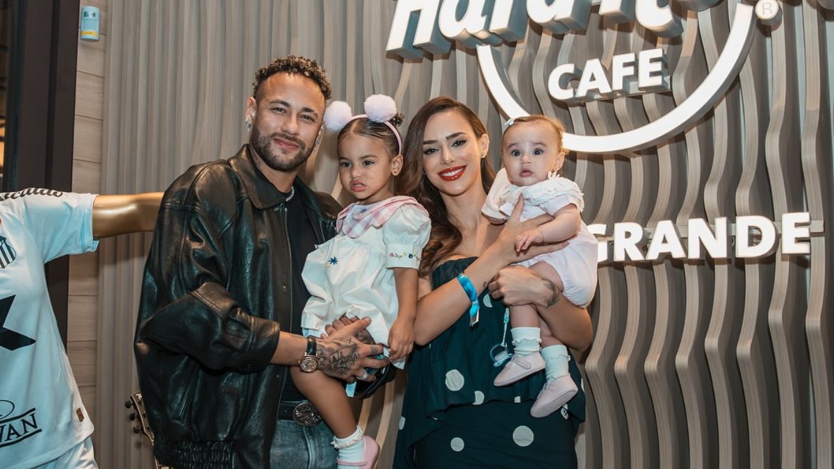 O jogador Neymar levou a família para curtir o evento de pré-inauguração do Hard Rock Cafe