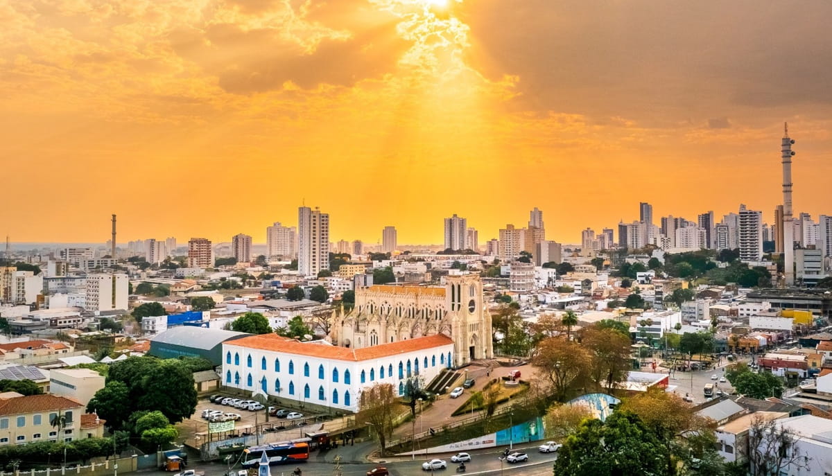 O calor intenso rendeu à capital o apelido popular de 'Cuiabrasa', referência às altas temperaturas que frequentemente ultrapassam os 40 °C