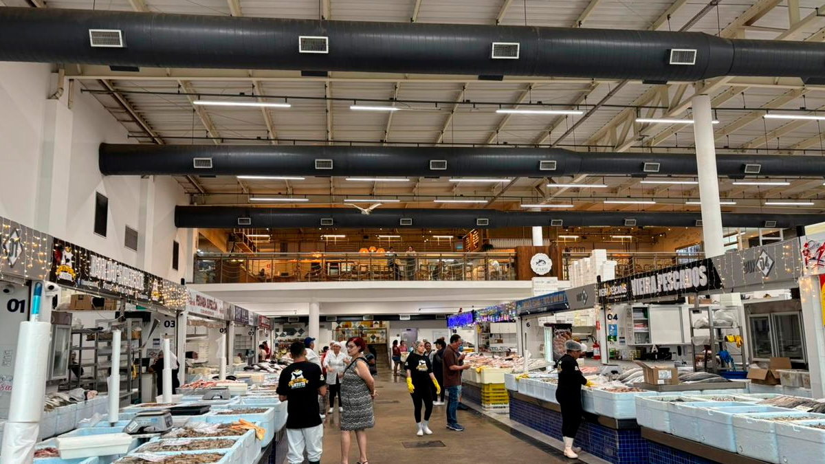 O Paru funciona dentro do tradicional Mercado de Peixe, na Ponta da Praia, um dos pontos turísticos mais conhecidos da cidade