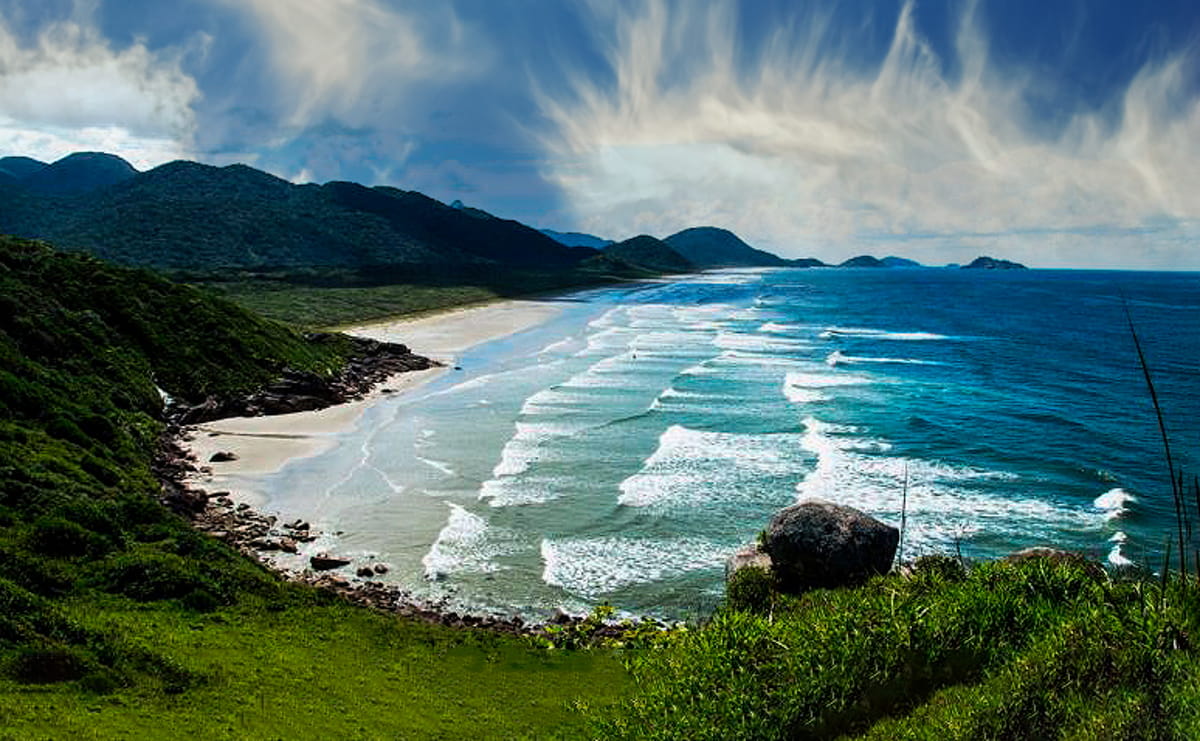 É uma das regiões mais ricas em biodiversidade da Mata Atlântica e ponto de partida para passeios de trilha, canoagem e observação de fauna