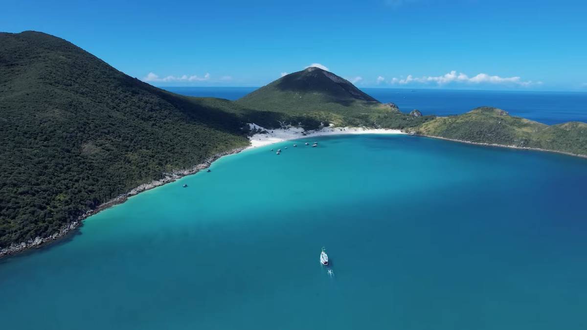 Estamos falando da Praia Grande, em Arraial do Cabo, no Rio de Janeiro