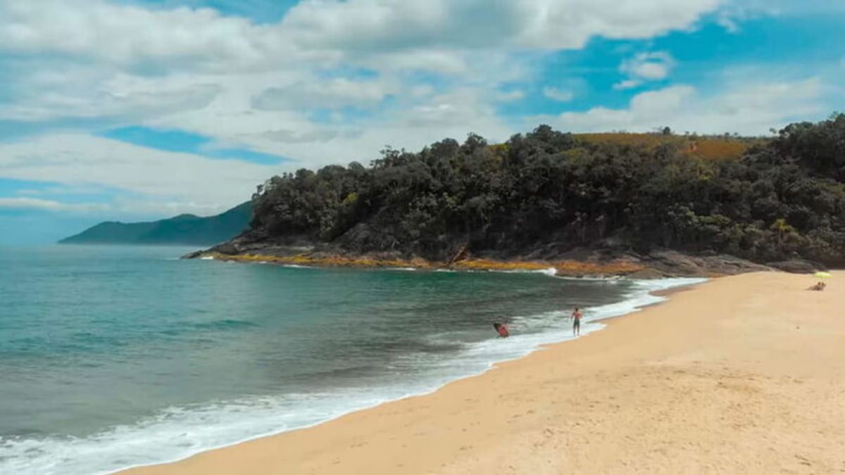 Praia do litoral é conhecida por ser paraíso do descanso e também da comercialização de peixes