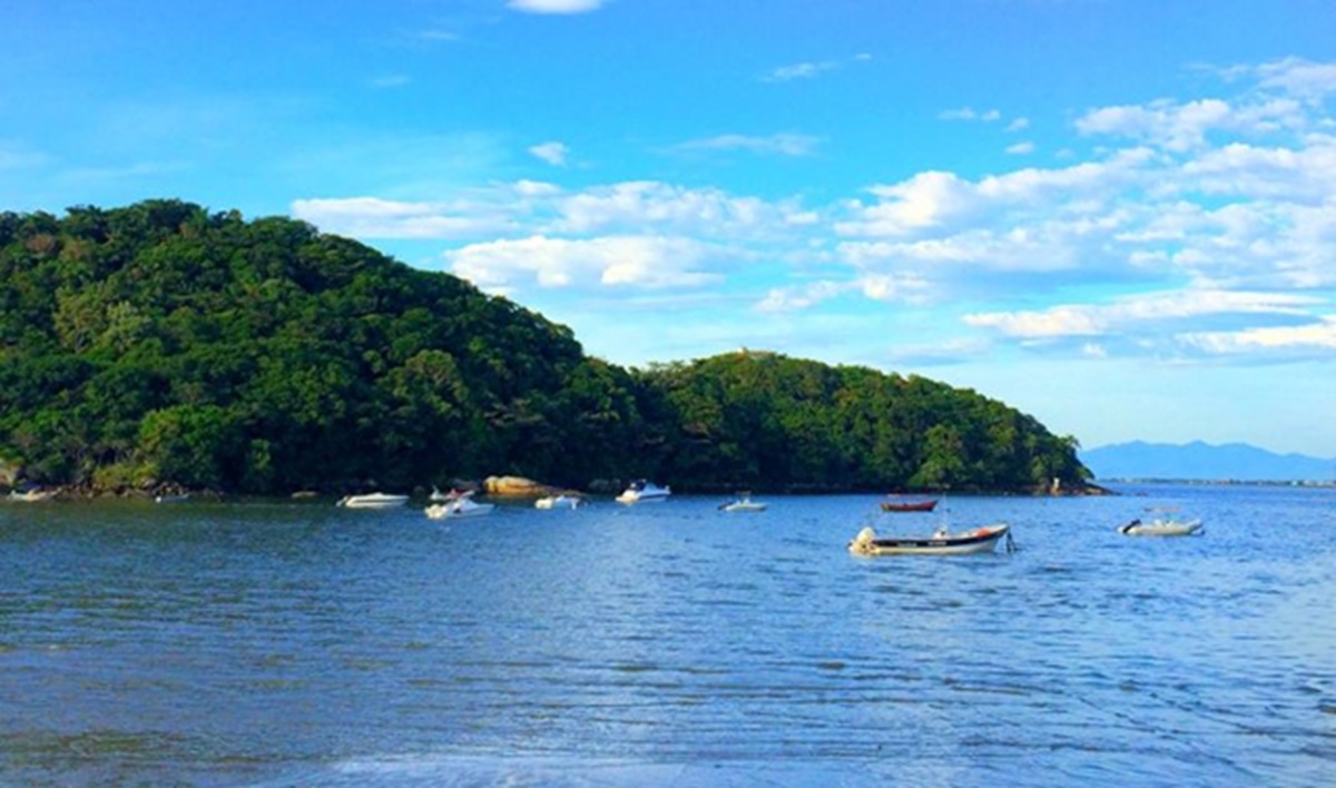 A Praia das Encantadas, na Ilha do Mel, é um dos destinos mais fascinantes do Brasil