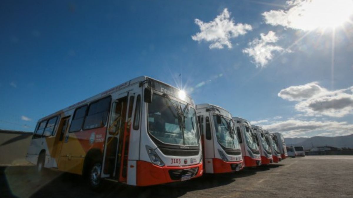 A Prefeitura de Praia Grande entrega de seis novos ônibus municipais