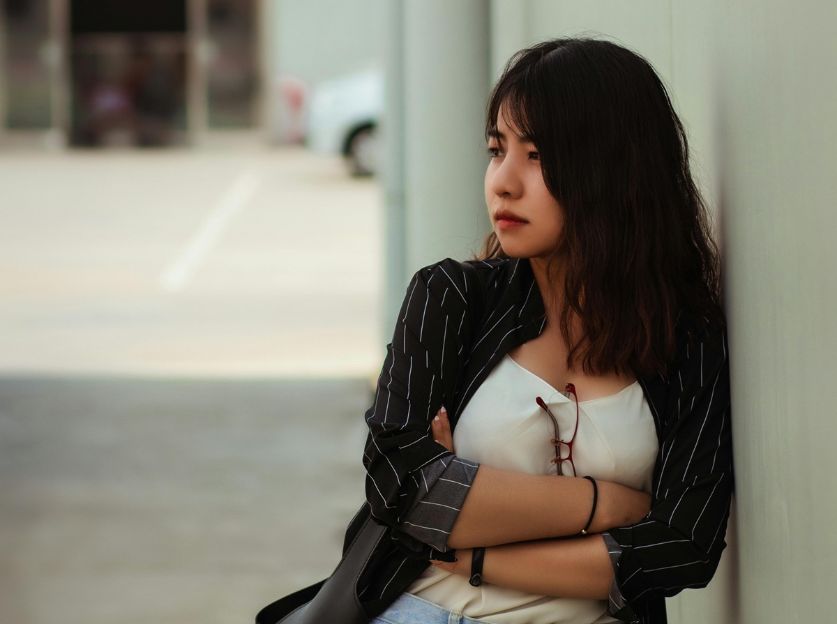 Cruzar os dedos ou entrelaçar as mãos à frente do corpo está, em geral, associado a um comportamento de reserva